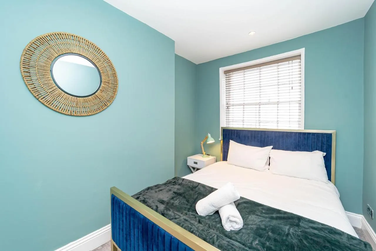 Sunny 2 Bedroom Flat Moments Away From Brighton Beach Sleep 6